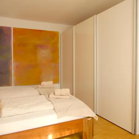 Art Farm I Group Near Frankfurt I Messe Appartement